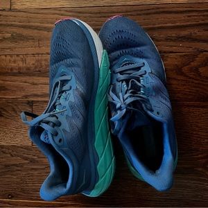 Size 7 W Arahi 5 Hoka